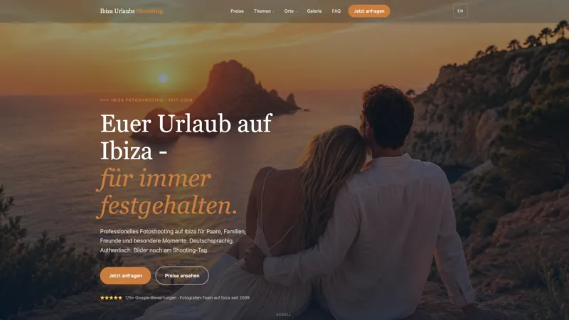 Screenshot der Webseite Ibiza Urlaubs-Shooting – Pärchen-Fotografie bei Sonnenuntergang mit orangefarbenem Hero-Bild auf Ibiza